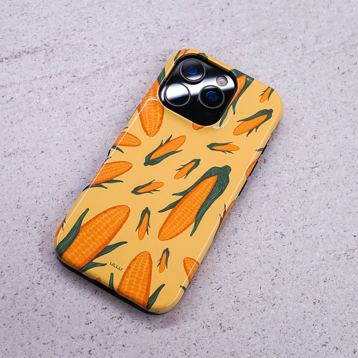 iPhone 16 Pro Max deksel Bare mais med gule maiskolber på gul bakgrunn på en lysegrå overflate.