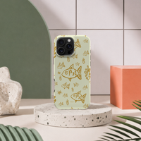 iPhone 16 Pro Max deksel Havdypet med gullfargede fisk i moderne pastellinteriør med grønn bue og terrazzo sokkel