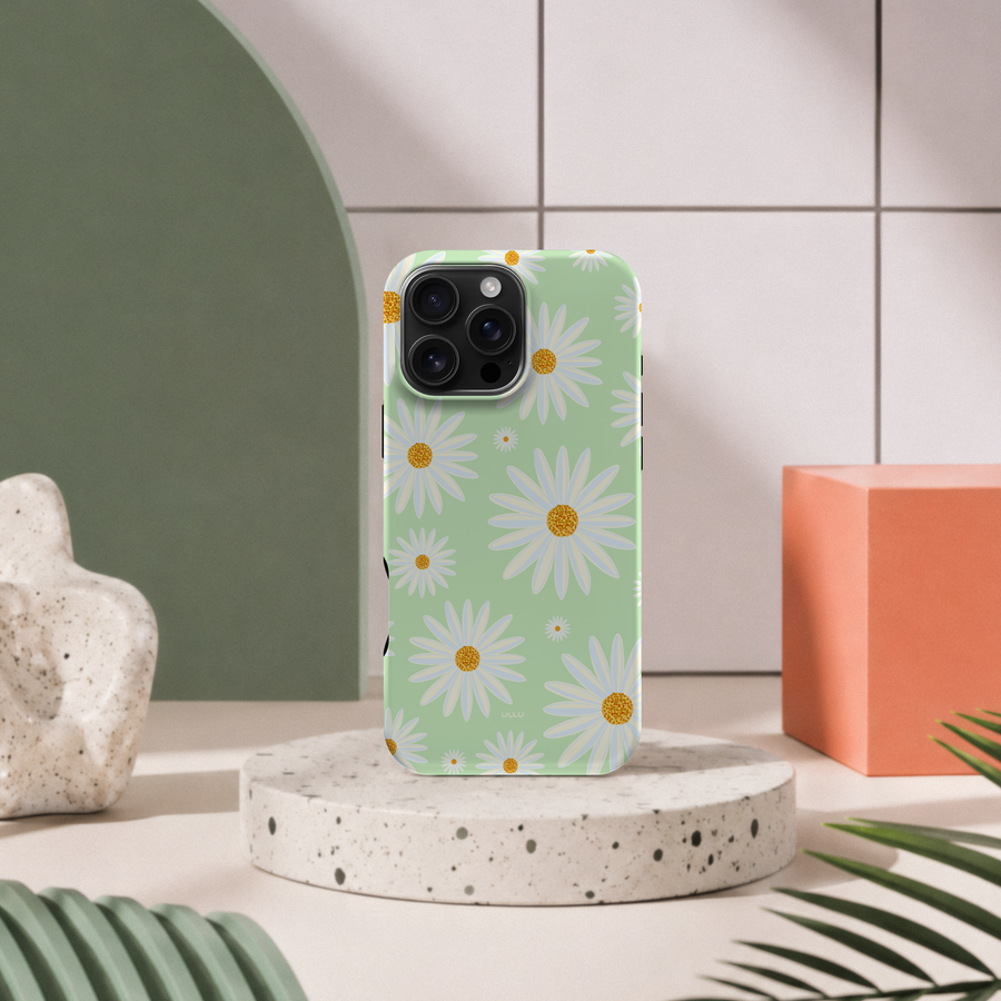 iPhone 16 Pro Max deksel Kamille med hvite kamilleblomster i moderne pastellinteriør med grønn bue og terrazzo sokkel