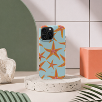 iPhone 16 Pro Max deksel Sjøstjerner med oransje sjøstjerner i moderne pastellinteriør med grønn bue og terrazzo sokkel