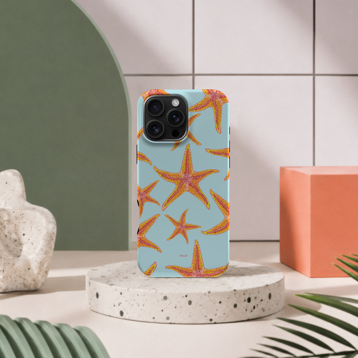 iPhone 16 Pro Max deksel Sjøstjerner med oransje sjøstjerner i moderne pastellinteriør med grønn bue og terrazzo sokkel