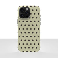 iPhone 16 Pro Max-deksel Kaffe polkadots med svarte prikker på lys kaffefarget bakgrunn, vist bakfra