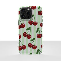 iPhone 16 Pro Max-deksel Minty Cherry med røde kirsebær og grønne stilker på lysegrønne striper, vist bakfra