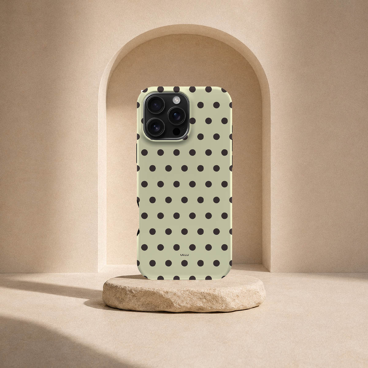 iPhone 16 Pro Max-deksel Kaffe polkadots med svarte prikker på lys kaffefarget bakgrunn i lyst interiør