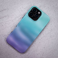 iPhone 16 Pro Max deksel Himmeldis med en vakker blågrønn og lilla gradient på en lysegrå overflate.