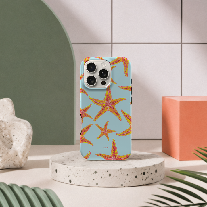 iPhone 16 Pro deksel Sjøstjerner med oransje sjøstjerner i moderne pastellinteriør med grønn bue og terrazzo sokkel