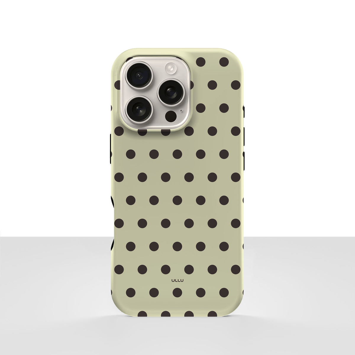 iPhone 16 Pro-deksel Kaffe polkadots med svarte prikker på lys kaffefarget bakgrunn, vist bakfra