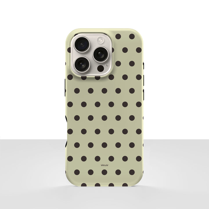 iPhone 16 Pro-deksel Kaffe polkadots med svarte prikker på lys kaffefarget bakgrunn, vist bakfra