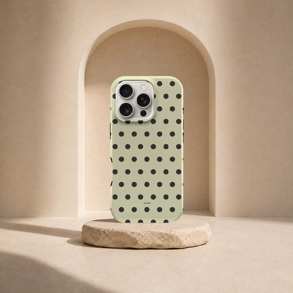 iPhone 16 Pro-deksel Kaffe polkadots med svarte prikker på lys kaffefarget bakgrunn i lyst interiør