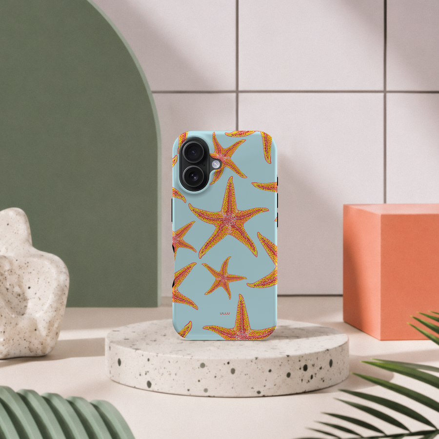 iPhone 16 deksel Sjøstjerner med oransje sjøstjerner i moderne pastellinteriør med grønn bue og terrazzo sokkel