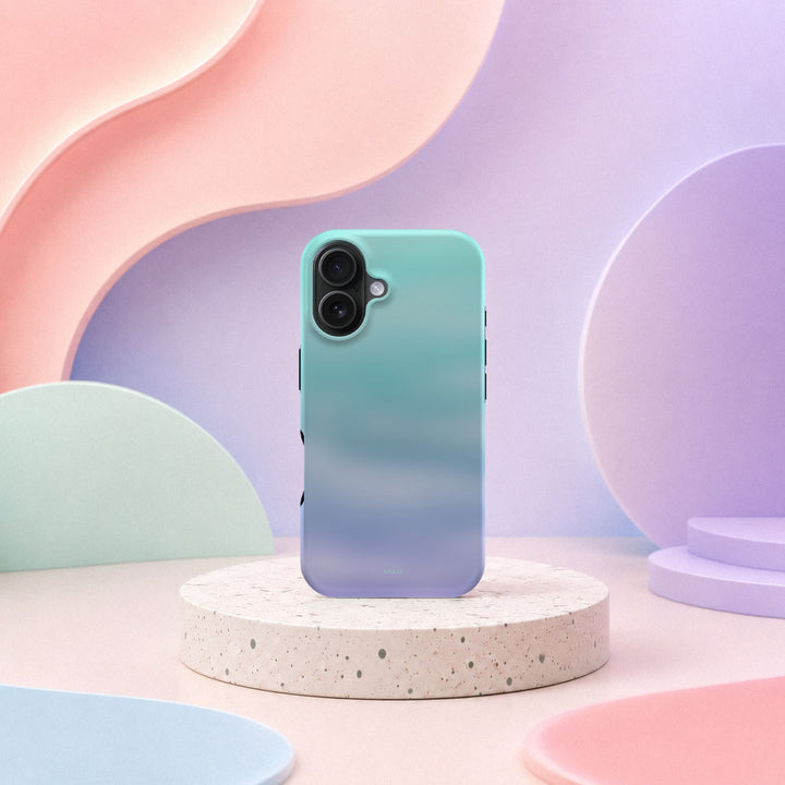 iPhone 16 deksel Himmeldis med blågrønn og lilla gradient i mykt pastellinteriør
