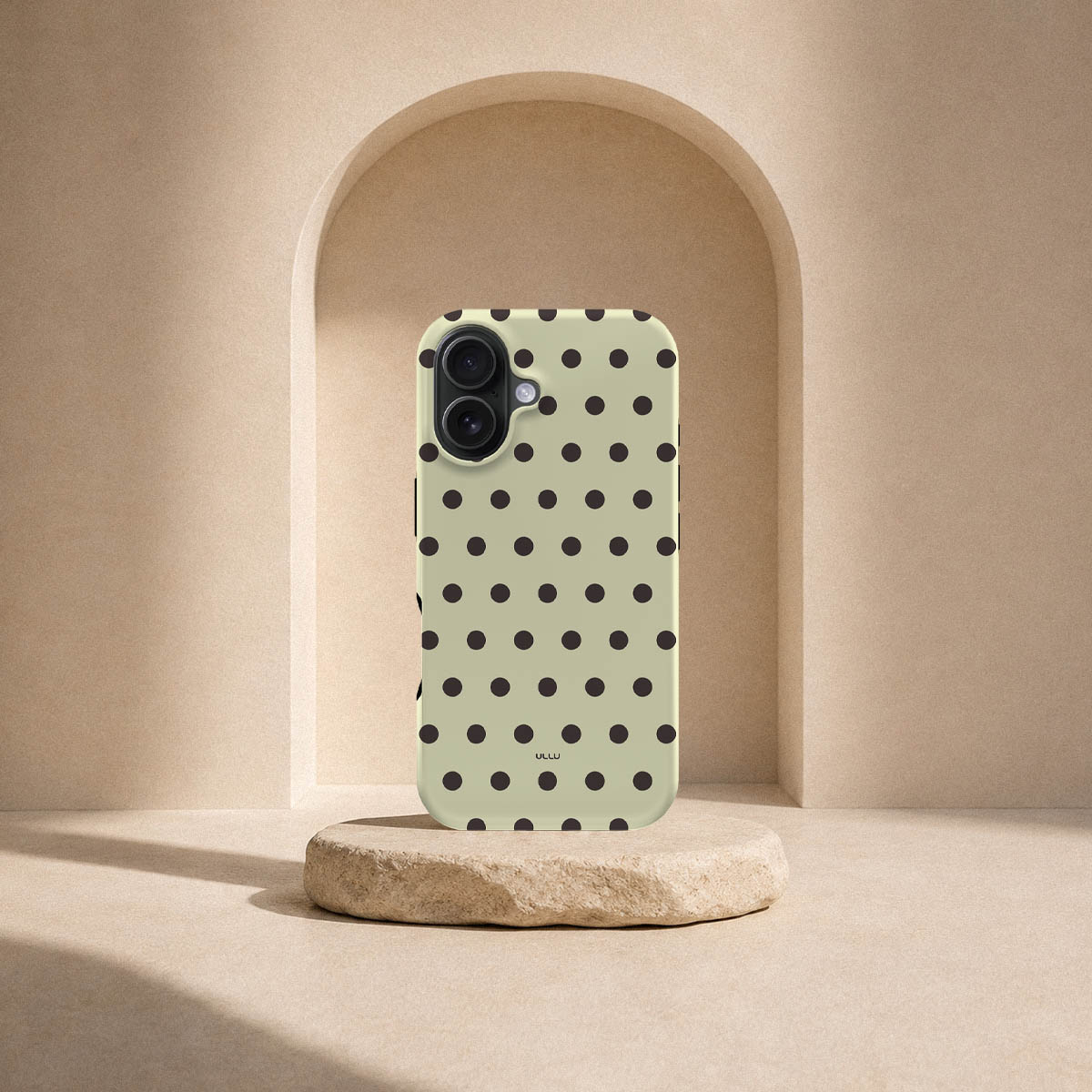 iPhone 16-deksel Kaffe polkadots med svarte prikker på lys kaffefarget bakgrunn i lyst interiør