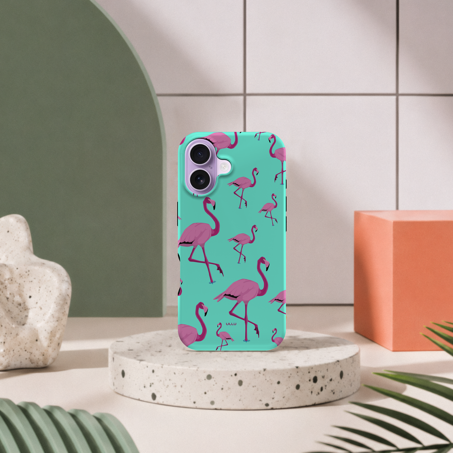 iPhone 17 deksel Flamingos med rosa flamingoer i moderne pastellinteriør med grønn bue og terrazzo sokkel