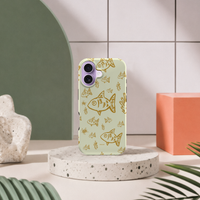 iPhone 17 deksel Havdypet med gullfargede fisk i moderne pastellinteriør med grønn bue og terrazzo sokkel