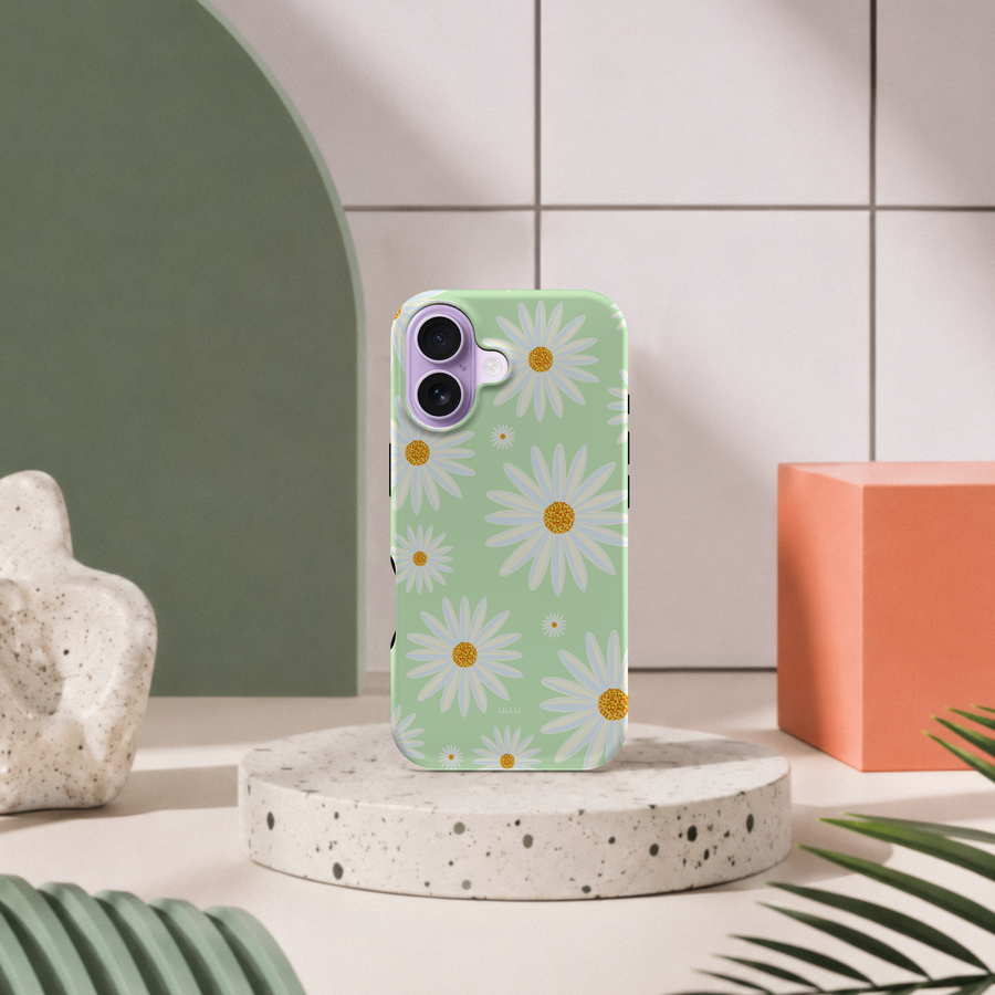 iPhone 17 deksel Kamille med hvite kamilleblomster i moderne pastellinteriør med grønn bue og terrazzo sokkel