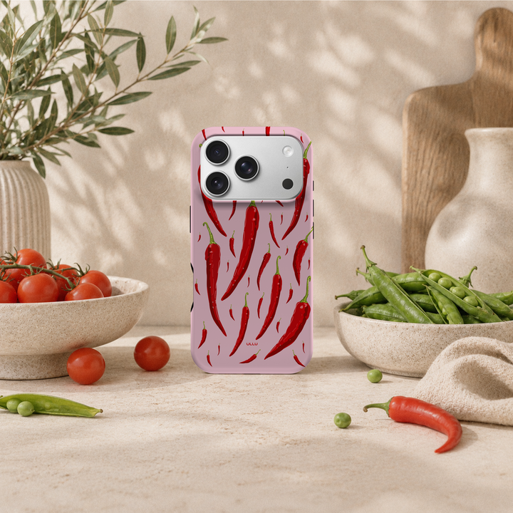 iPhone 17 Pro deksel Chili med røde chilipepper i lyst kjøkkenmiljø med grønnsaker og keramikk