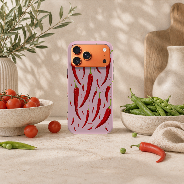 iPhone 17 Pro Max deksel Chili med røde chilipepper i lyst kjøkkenmiljø med grønnsaker og keramikk