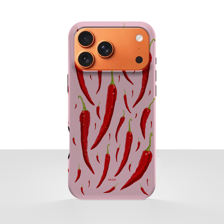 iPhone 17 Pro Max deksel Chili med røde chilipepper og grønne stilker på lyserosa bakgrunn