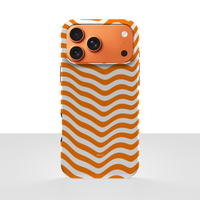 iPhone 17 Pro Max deksel Solbølge med oransje og hvite bølgende striper