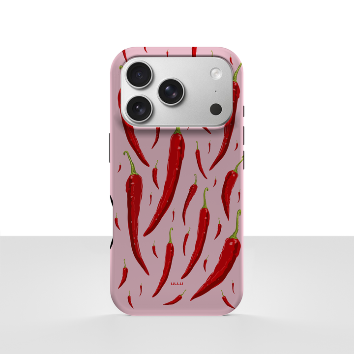iPhone 17 Pro deksel Chili med røde chilipepper og grønne stilker på lyserosa bakgrunn