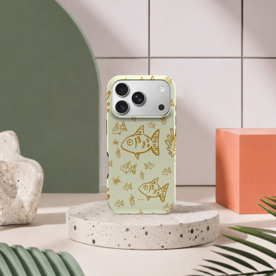 iPhone 17 Pro deksel Havdypet med gullfargede fisk i moderne pastellinteriør med grønn bue og terrazzo sokkel