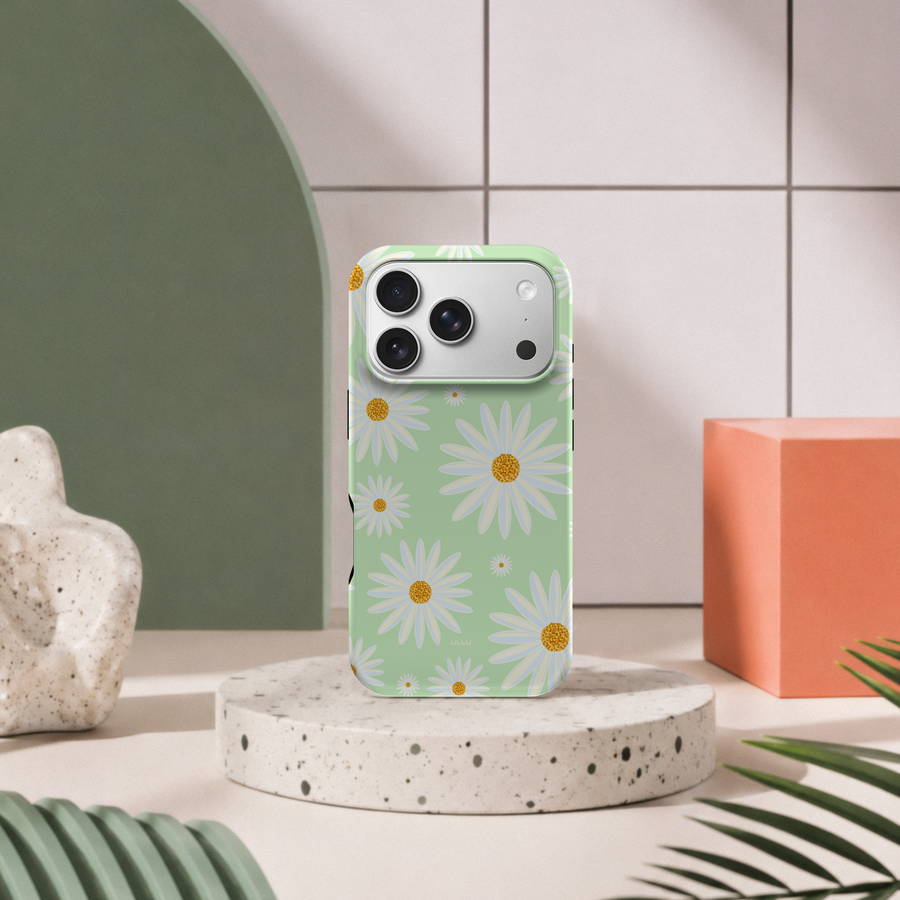 iPhone 17 Pro deksel Kamille med hvite kamilleblomster i moderne pastellinteriør med grønn bue og terrazzo sokkel