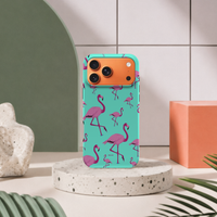 iPhone 17 Pro Max deksel Flamingos med rosa flamingoer i moderne pastellinteriør med grønn bue og terrazzo sokkel