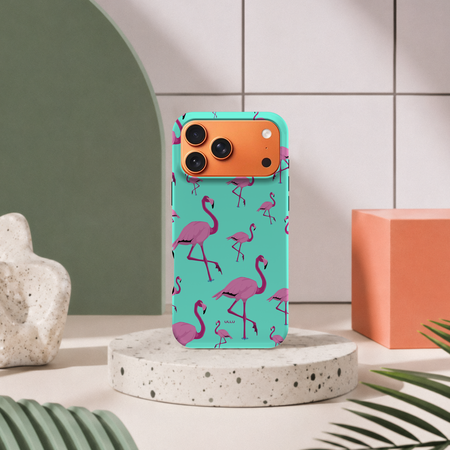 iPhone 17 Pro Max deksel Flamingos med rosa flamingoer i moderne pastellinteriør med grønn bue og terrazzo sokkel