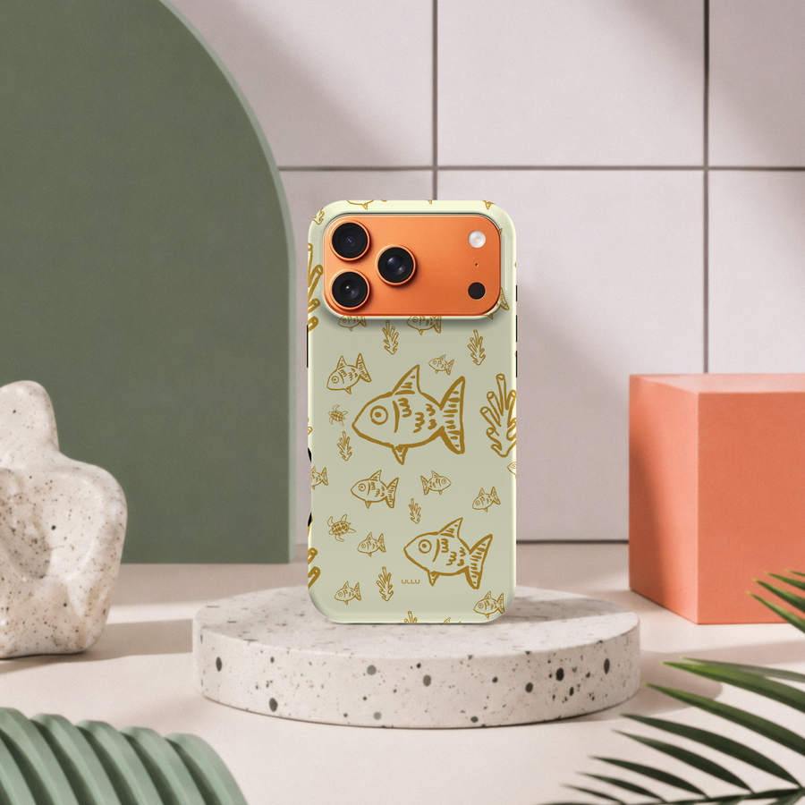 iPhone 17 Pro Max deksel Havdypet med gullfargede fisk i moderne pastellinteriør med grønn bue og terrazzo sokkel