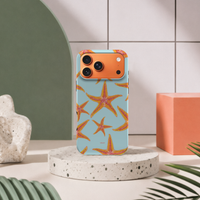 iPhone 17 Pro Max deksel Sjøstjerner med oransje sjøstjerner i moderne pastellinteriør med grønn bue og terrazzo sokkel