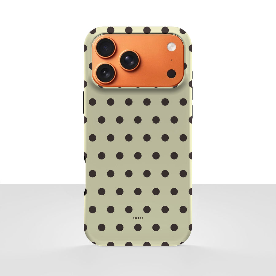 iPhone 17 Pro Max-deksel Kaffe polkadots med svarte prikker på lys kaffefarget bakgrunn, vist bakfra
