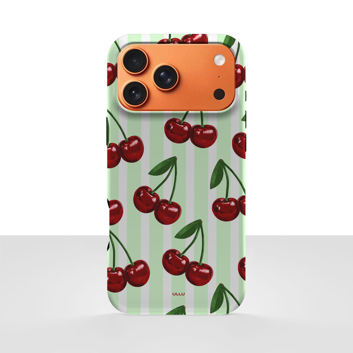 iPhone 17 Pro Max-deksel Minty Cherry med røde kirsebær og grønne stilker på lysegrønne striper, vist bakfra