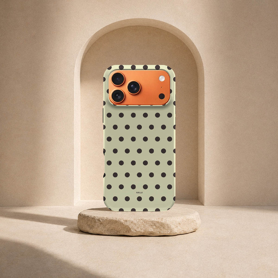 iPhone 17 Pro Max-deksel Kaffe polkadots med svarte prikker på lys kaffefarget bakgrunn i lyst interiør