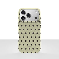 iPhone 17 Pro-deksel Kaffe polkadots med svarte prikker på lys kaffefarget bakgrunn, vist bakfra