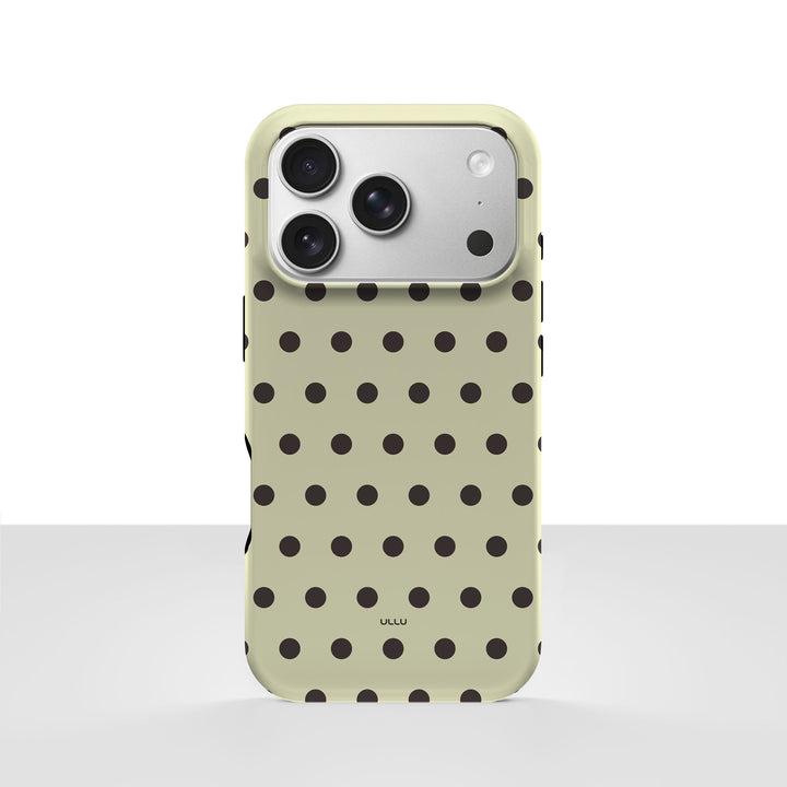iPhone 17 Pro-deksel Kaffe polkadots med svarte prikker på lys kaffefarget bakgrunn, vist bakfra