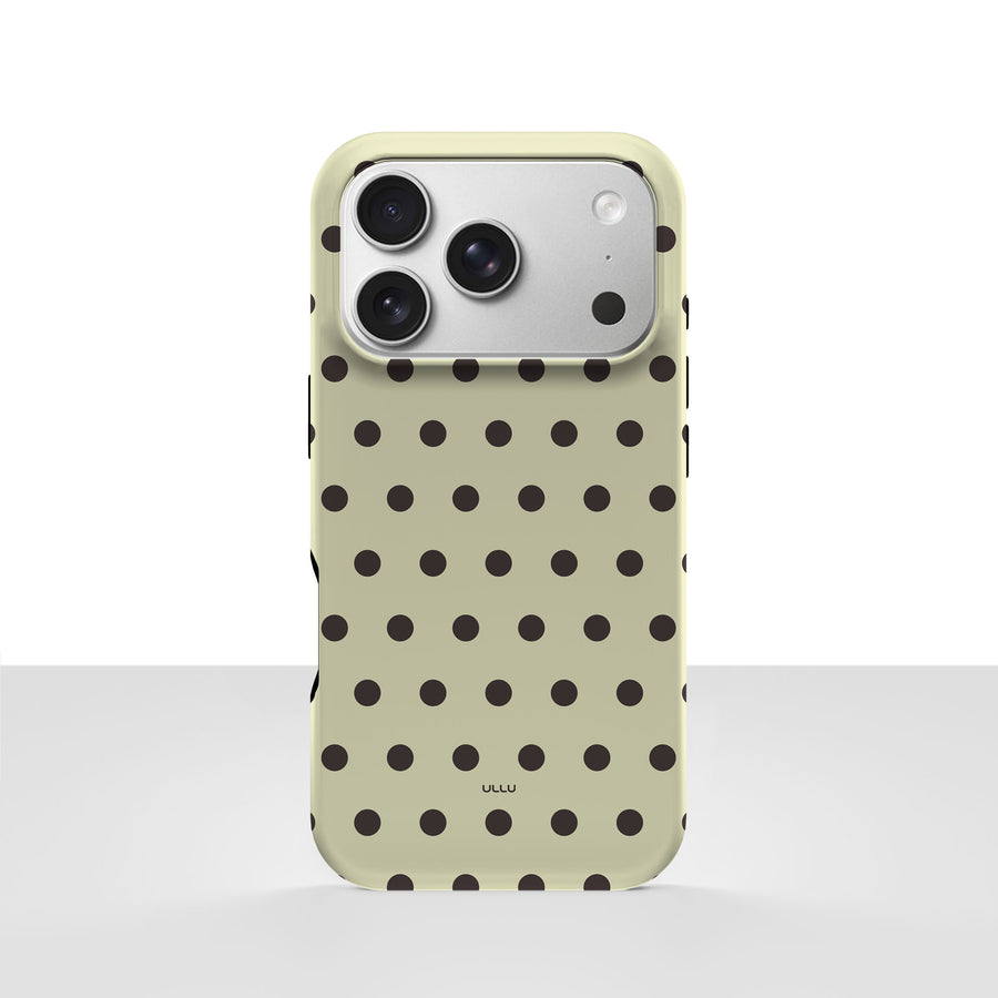 iPhone 17 Pro-deksel Kaffe polkadots med svarte prikker på lys kaffefarget bakgrunn, vist bakfra