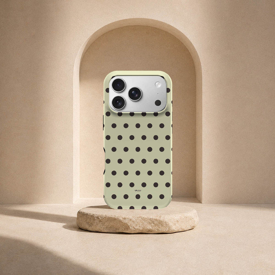 iPhone 17 Pro-deksel Kaffe polkadots med svarte prikker på lys kaffefarget bakgrunn i lyst interiør