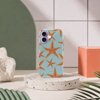 iPhone 17 deksel Sjøstjerner med oransje sjøstjerner i moderne pastellinteriør med grønn bue og terrazzo sokkel