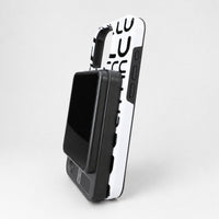 MagSafe-powerbank festet på et hvitt mobildeksel med svart mønster